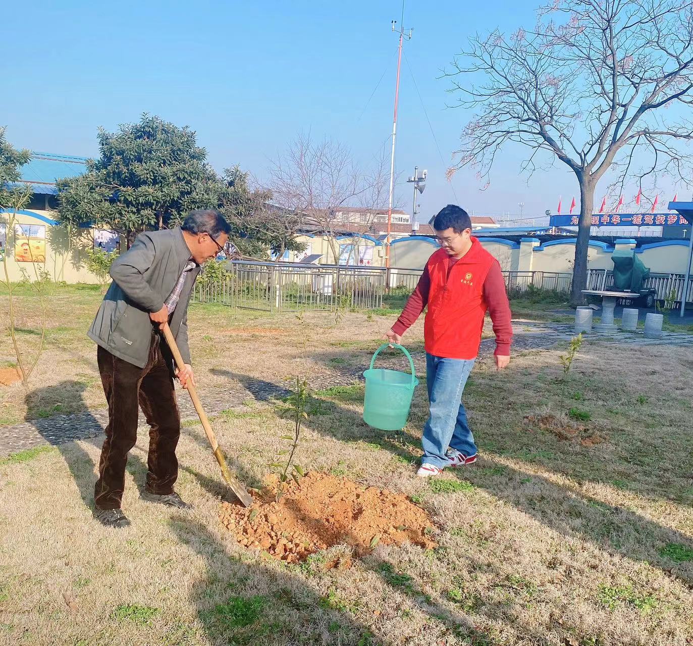 鼎城区气象局：开展义务植树活动