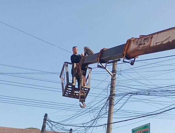 斗姆湖街道：修缮街灯增光辉  照亮归途暖人心