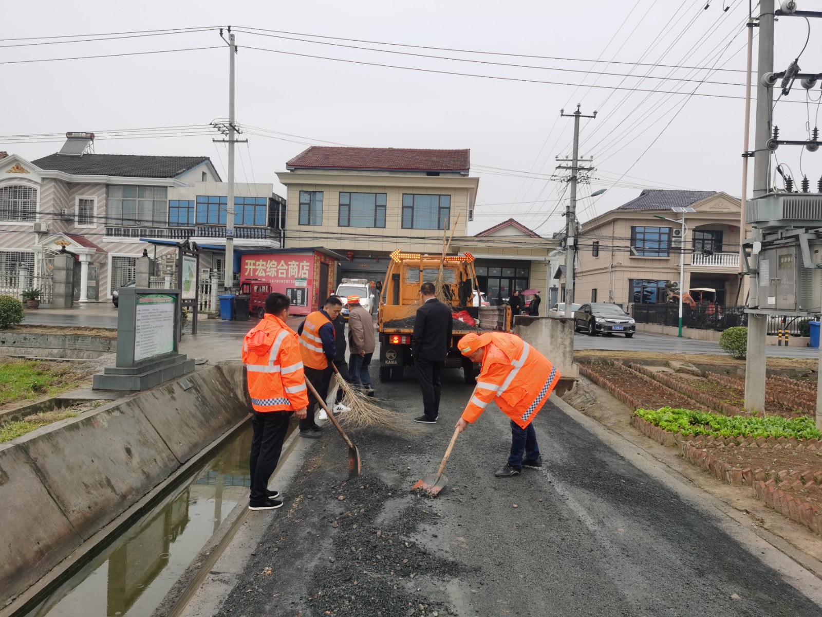 区公路建设养护中心：抢修机耕道 为民解困显实效