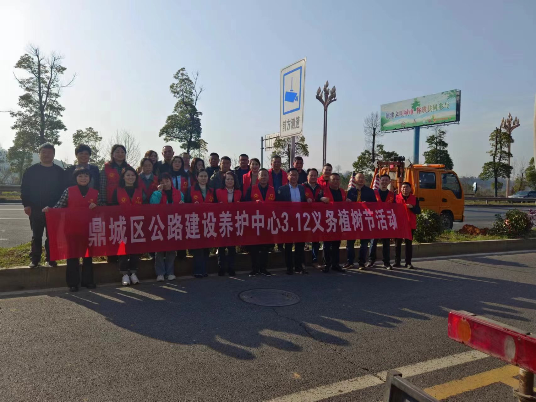 鼎城区公路建设养护中心：开展义务植树活动