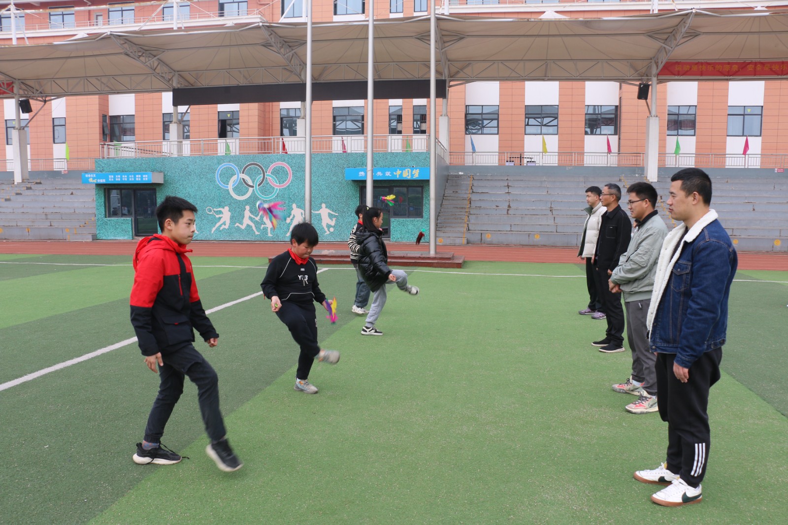 永安小学：足尖彩毽翻飞舞，春日运动乐悠悠