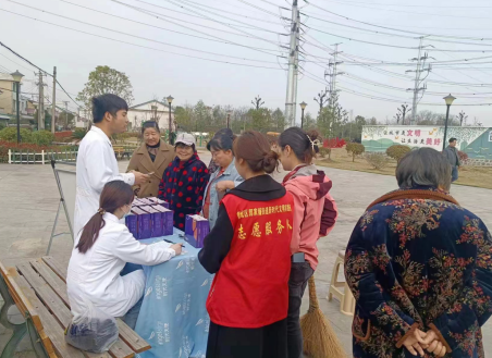郭家铺街道：开展学雷锋活动，义诊义剪送上门