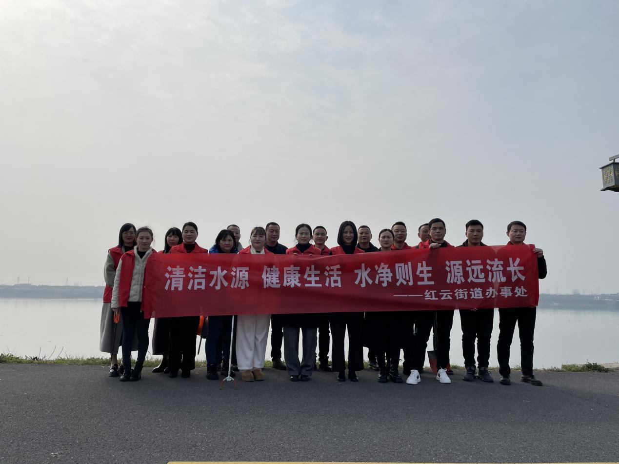 红云街道：积极开展沅江垃圾清理行动