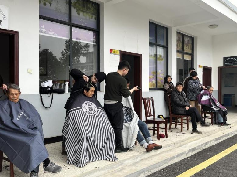 镇德桥镇：公益义剪进村庄，绵绵温情暖“银发”