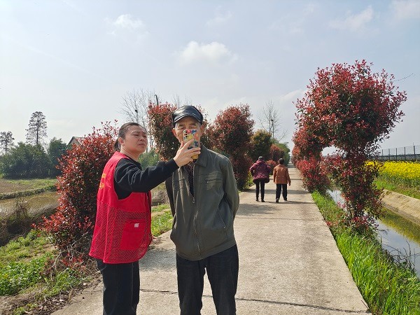 斗姆湖街道：社保认证送上门 春风拂面暖人心