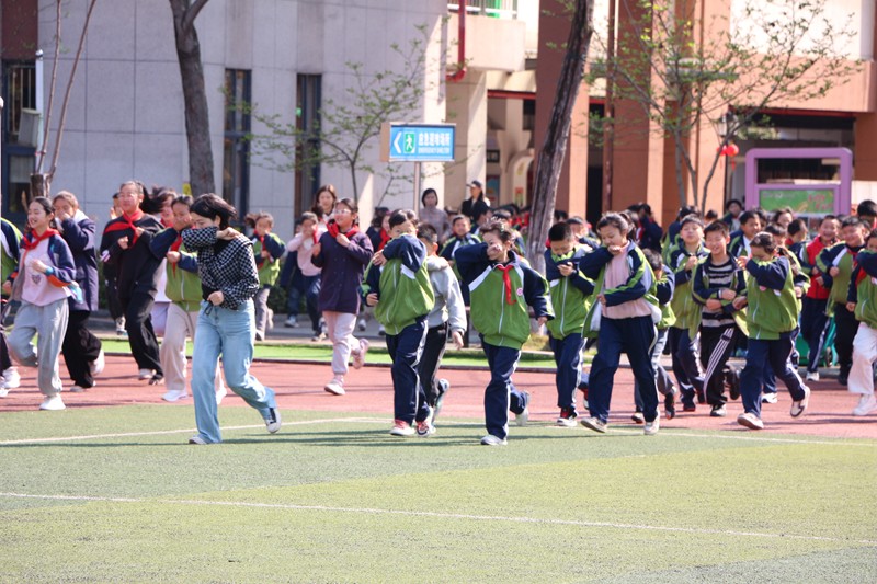 鼎城区江南小学：举行消防演练 筑牢防火安全底线