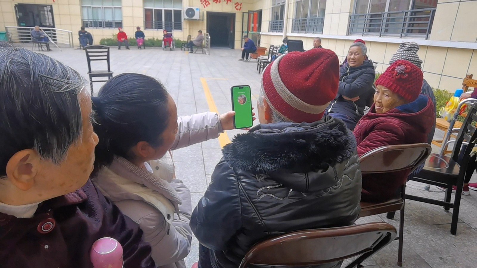 玉霞街道鼎城社区：为民办实事，上门为老年人进行待遇资格认证