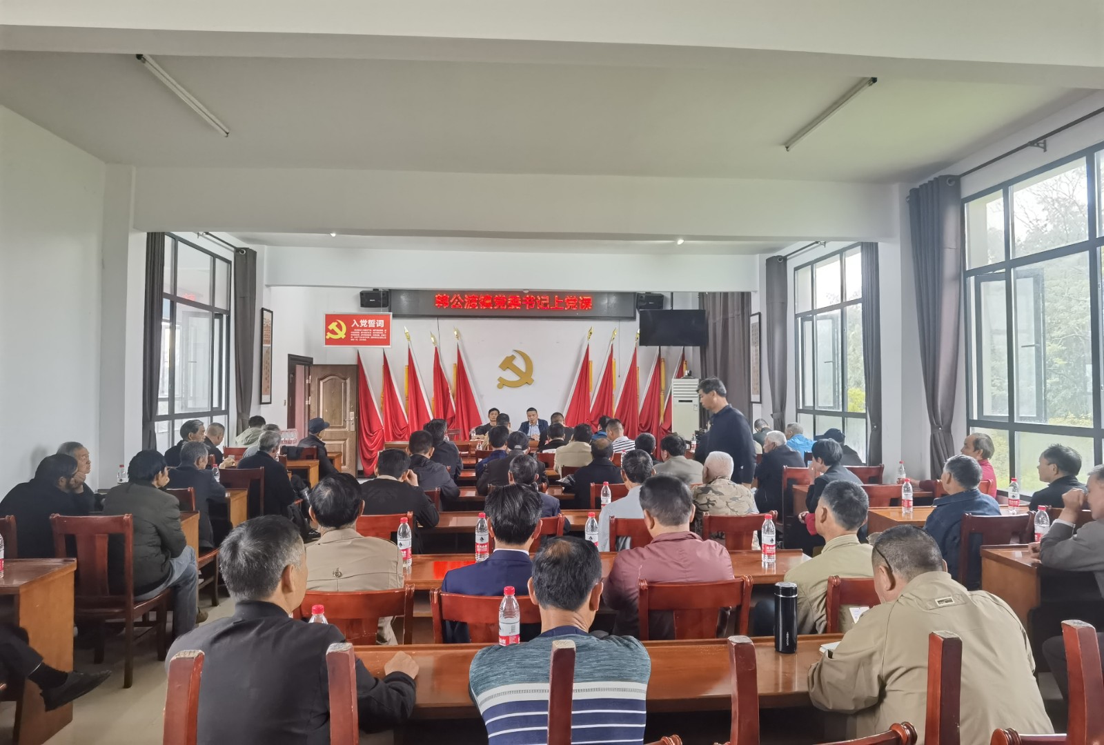 韩公渡镇：深入基层讲党课 纪律规矩牢记心