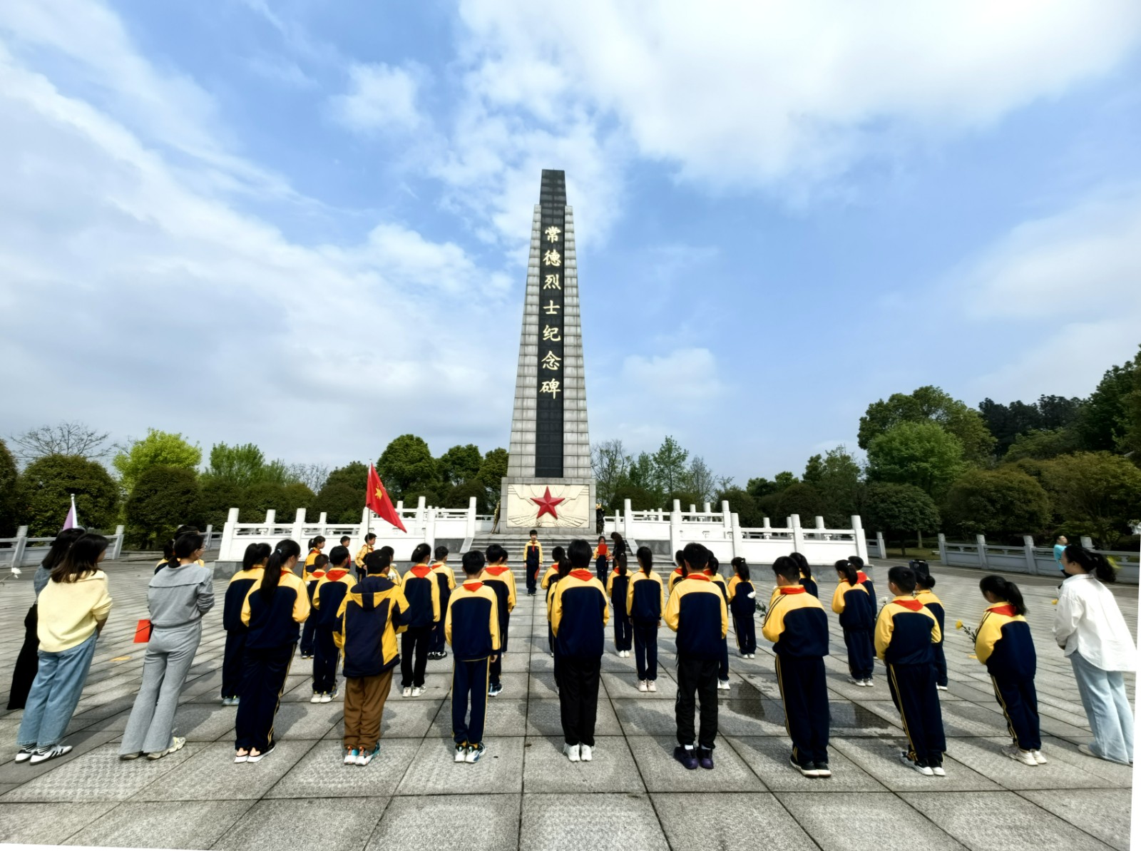 莲花池小学：红心向党  缅怀先烈