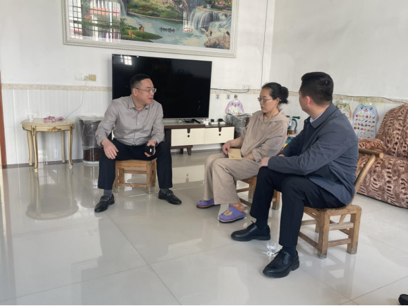 牛鼻滩镇：组织开展向见义勇为英烈致敬活动