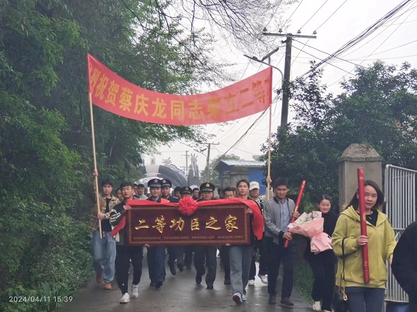 斗姆湖街道：立功喜报送家门 崇军拥军暖人心