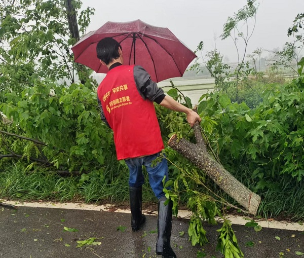 斗姆湖街道：迅速行动 清路障保障通