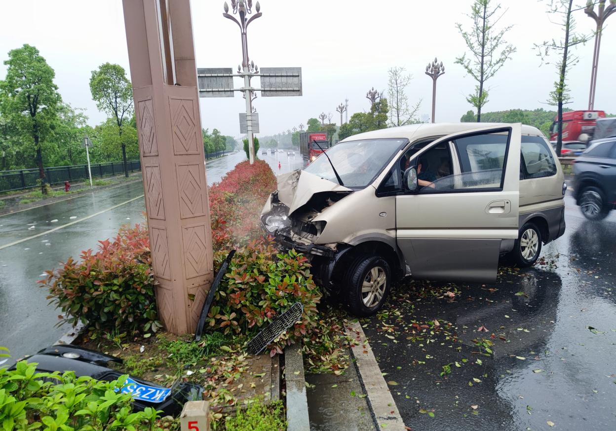 鼎城区交通运输局：巡查路遇交通事故  执法人员暖心救援