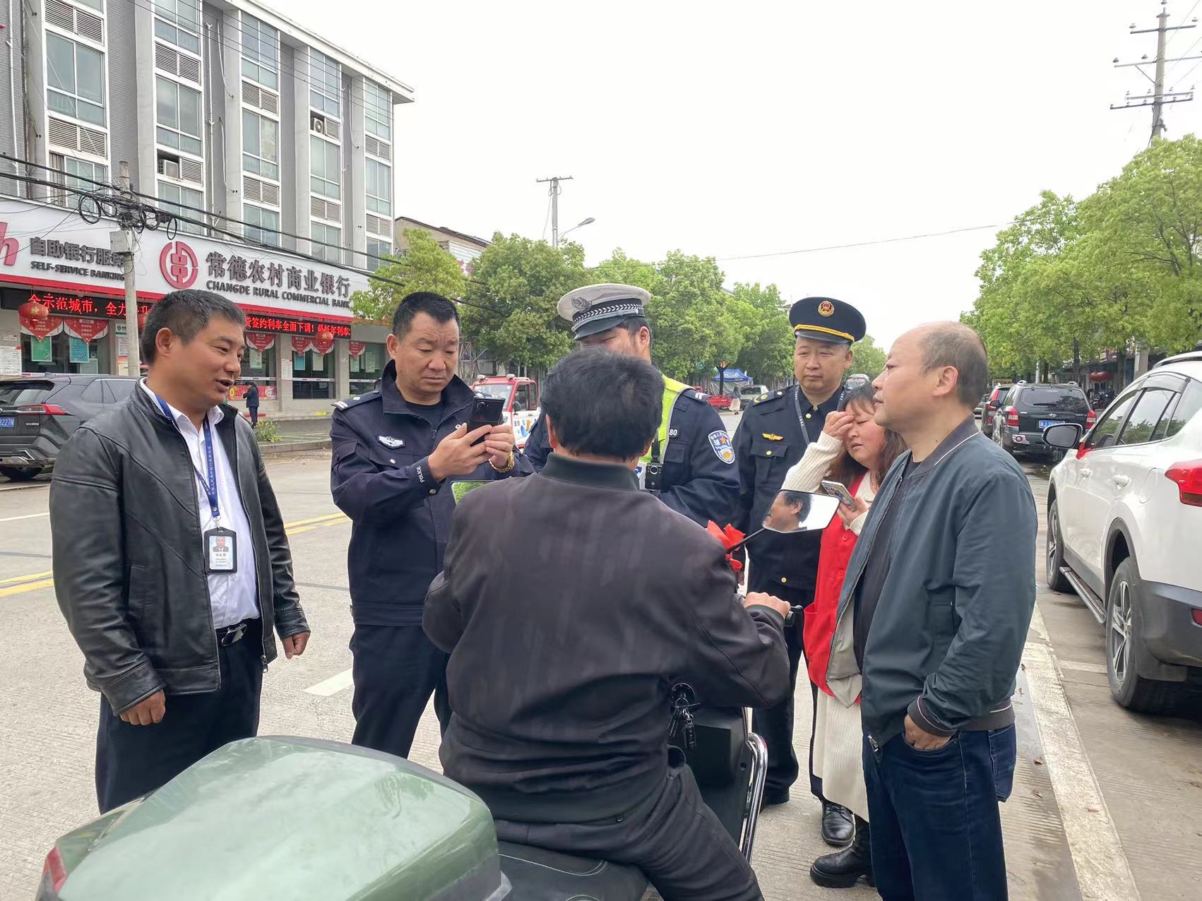 蒿子港镇：强力推进“两车”交通整治行动