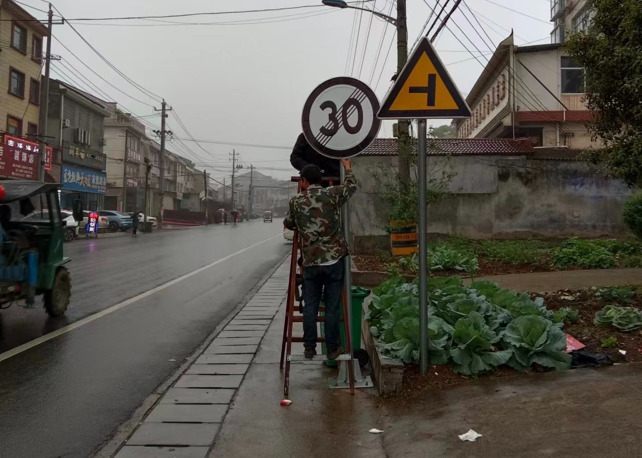 鼎城区公路建设养护中心：消除学校路段交通安全隐患