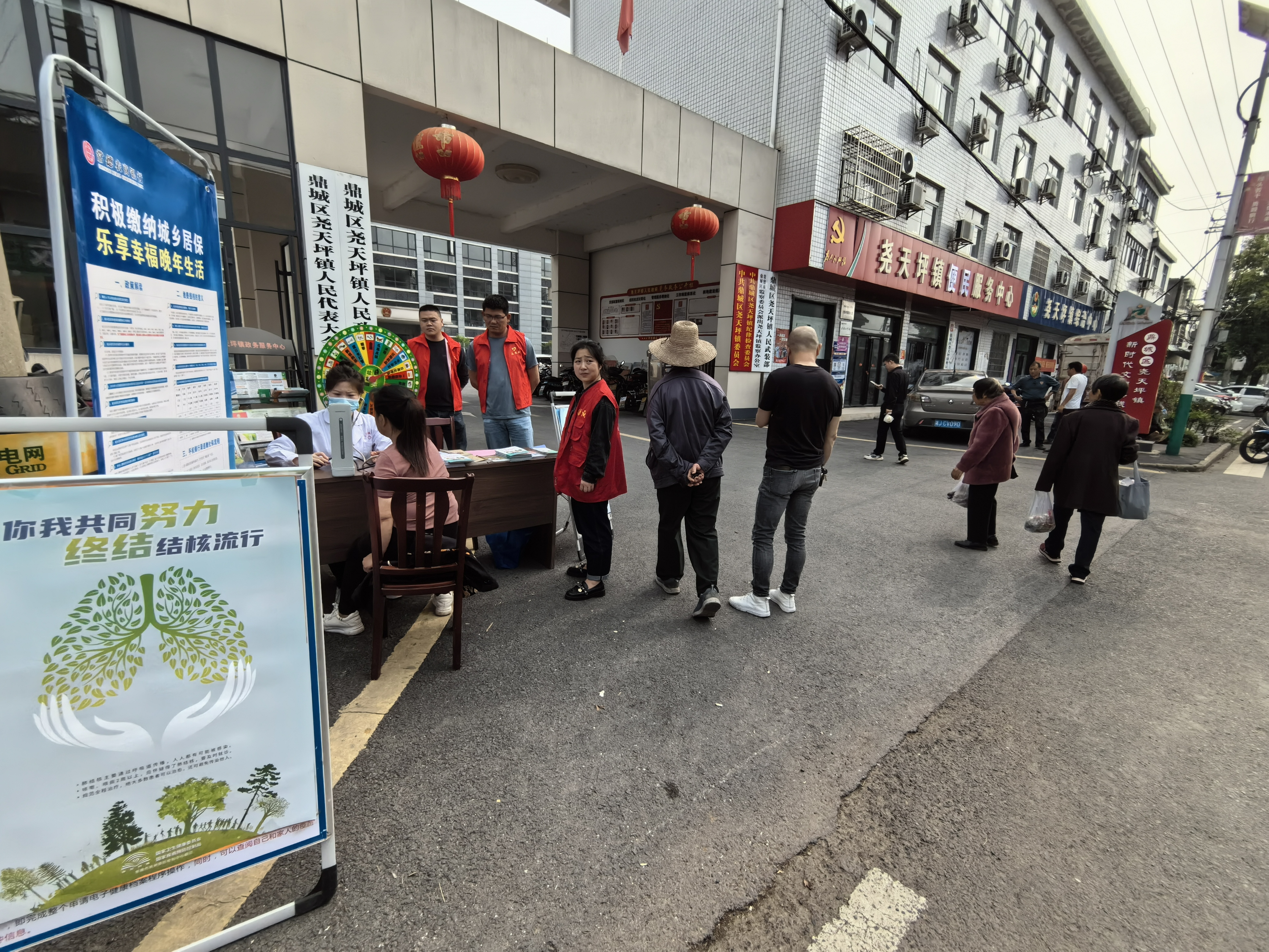 鼎城区民政局尧天坪镇社工站：“幸福鼎城 公益集市”开市了