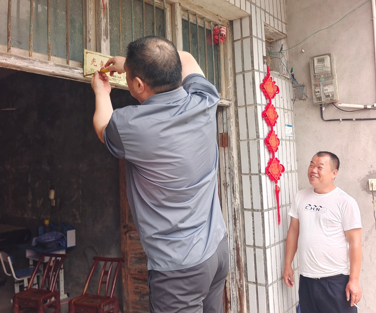 斗姆湖街道：喜送入伍通知书 军属共享荣光时
