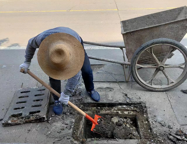 斗姆湖街道：及时清理雨水井 未雨绸缪保通畅