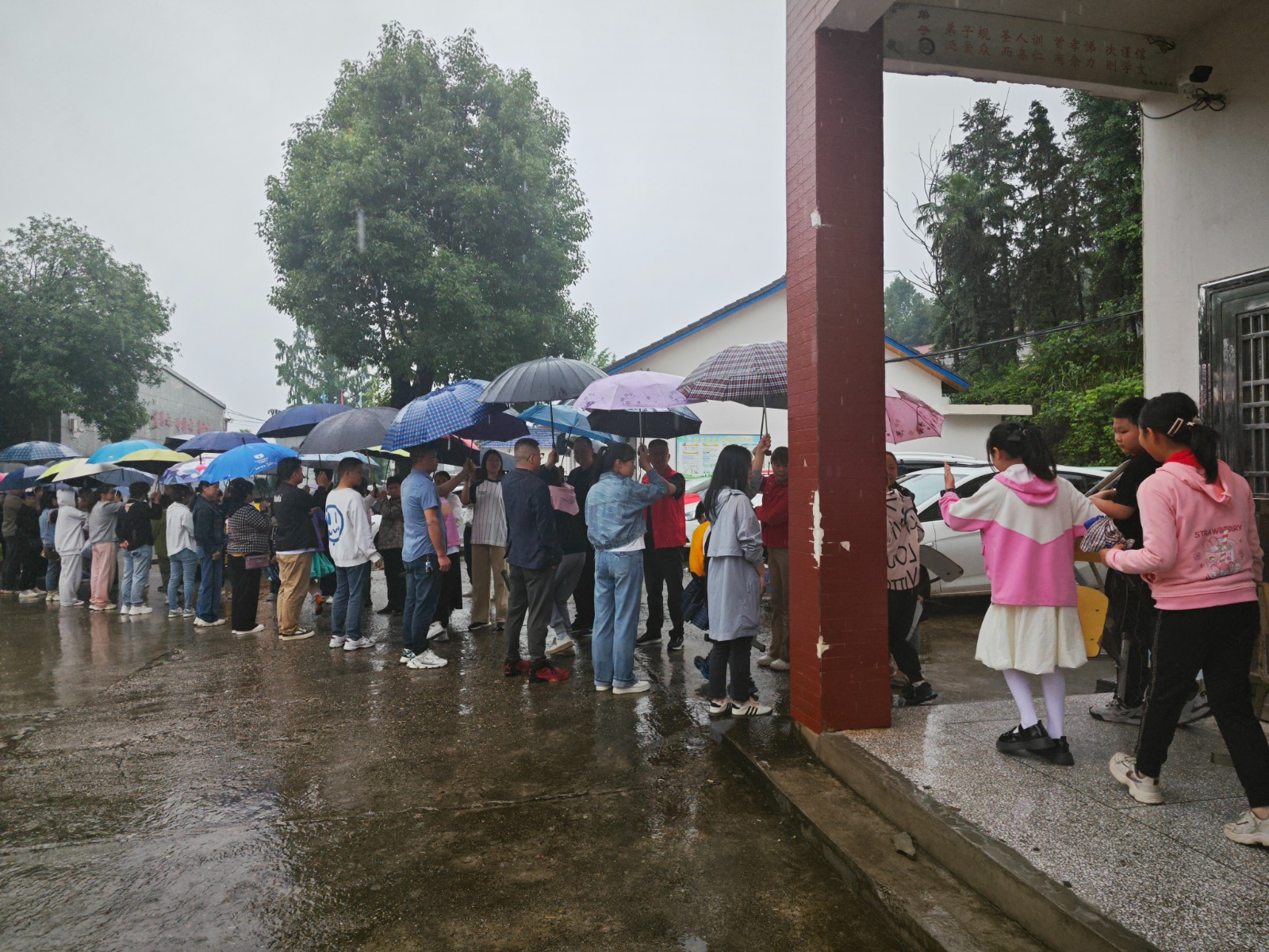 钱家坪中学：雨中有情 伞下有爱