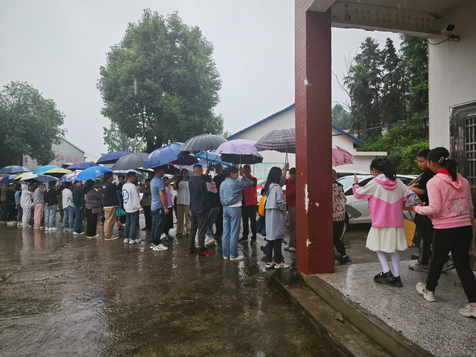 錢家坪中學(xué)：雨中有情 傘下有愛