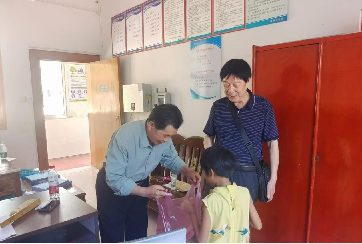 蒿子港镇：大手牵小手 爱心暖童心