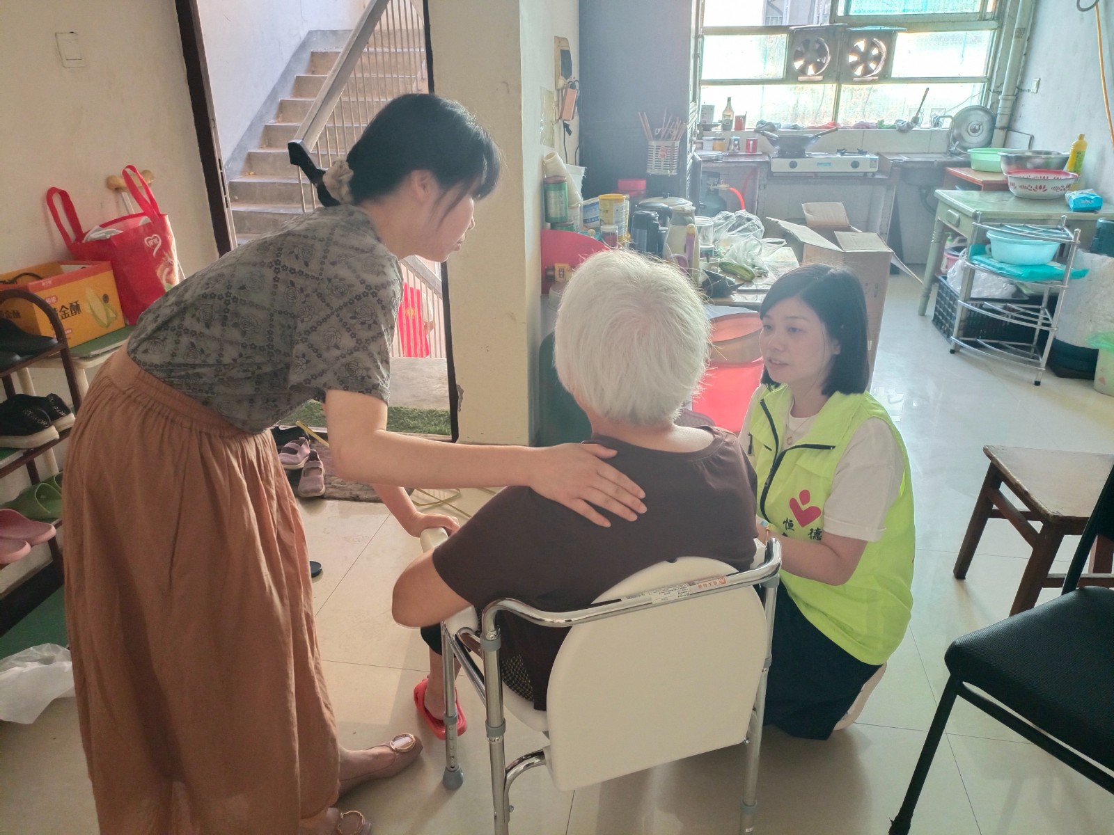 玉霞街道：情暖端午 心系残疾人