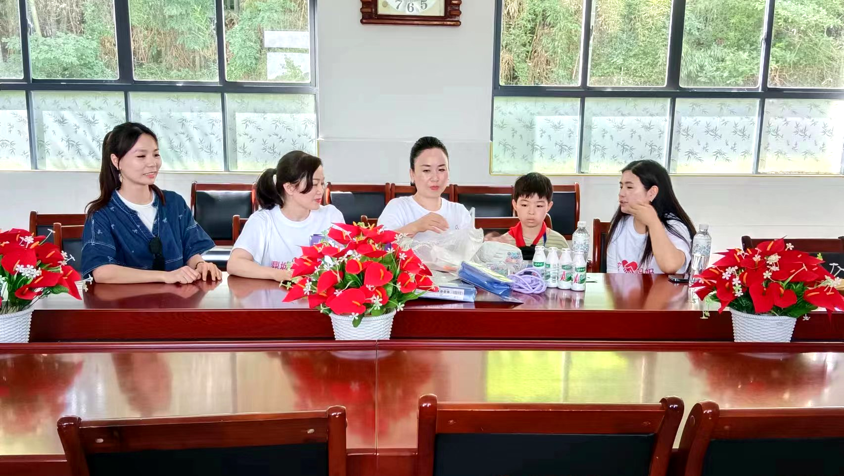 逆江坪中心小学：看望留守儿童 心系万千家庭
