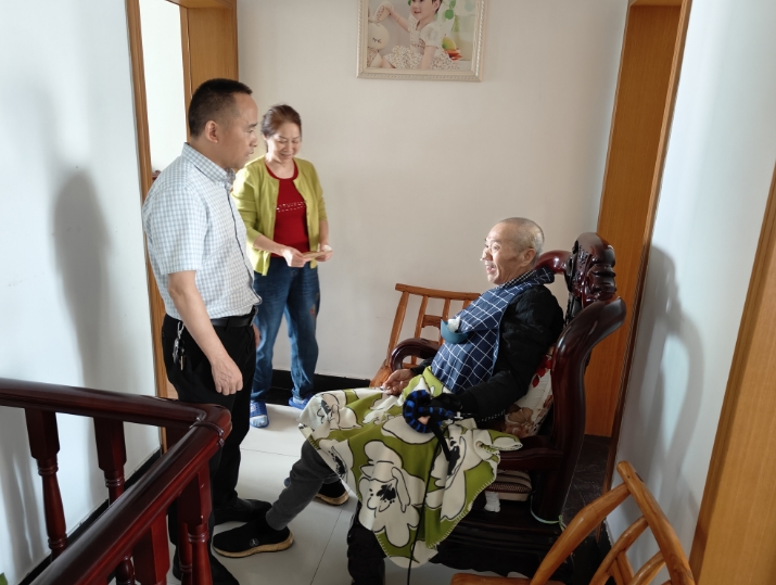 鼎城区工信局开展“七一”走访慰问活动