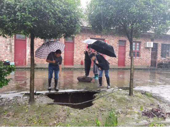 石板滩镇：风雨之中显本色 党员干部挺立在防汛一线