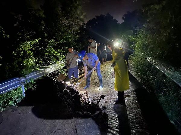 斗姆湖街道：抢筑子堤保平安