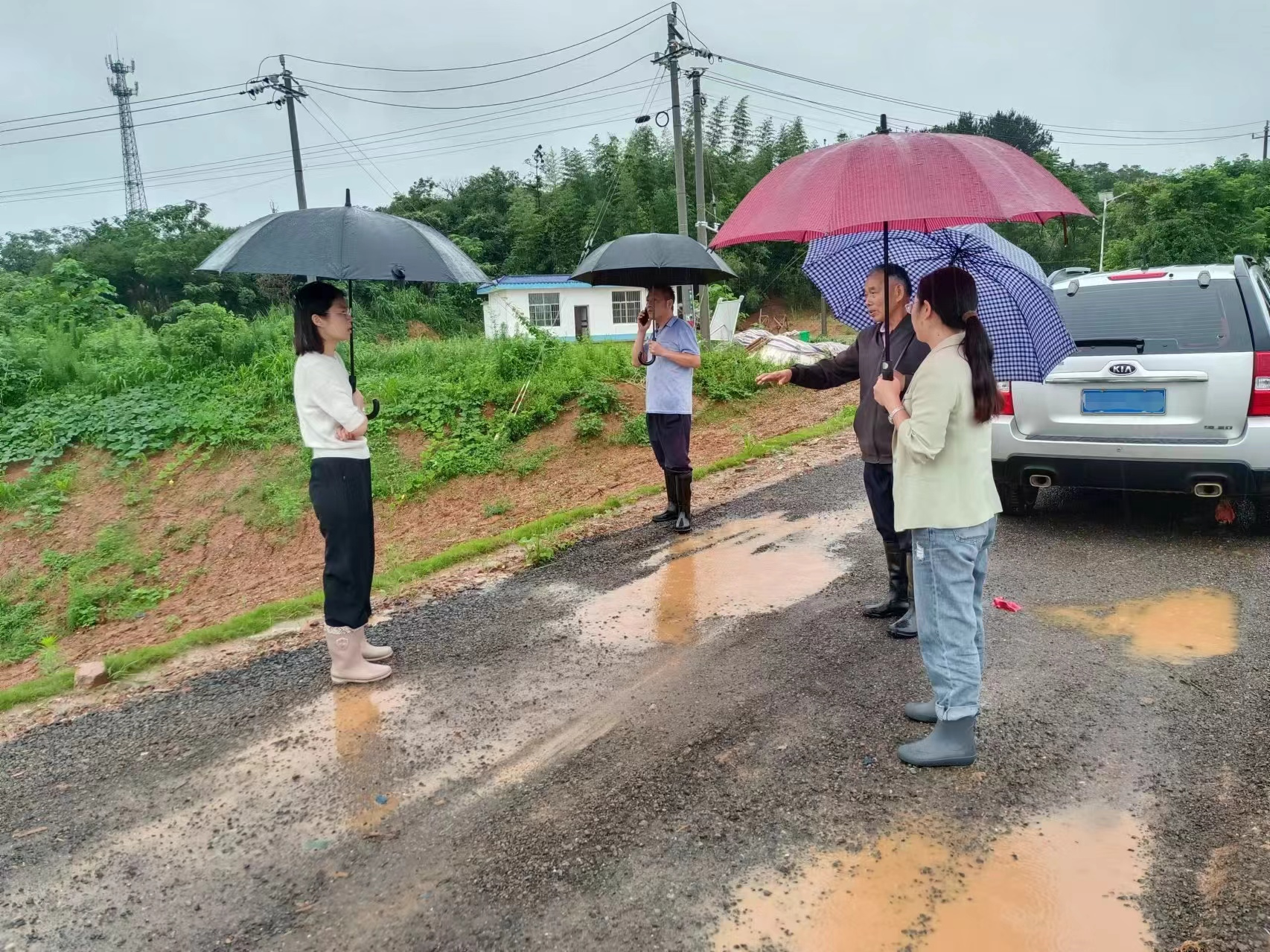 巾帼干群齐上阵  “她力量”坚守石板滩防汛一线
