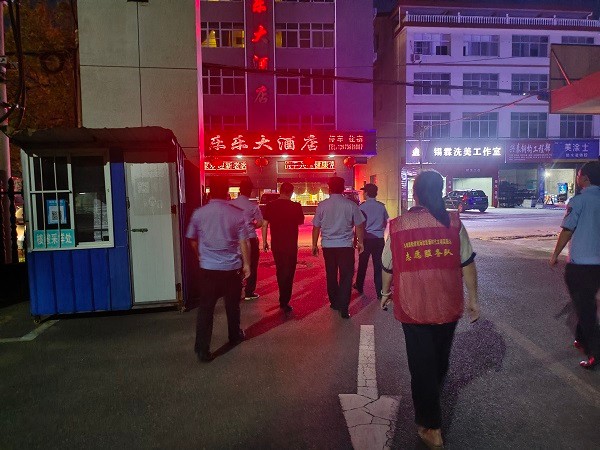 斗姆湖街道：街道“夜巡防”，点亮“平安灯”