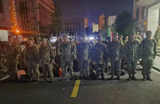 红云街道民兵紧急驰援岳阳市团洲垸决堤堵口工作