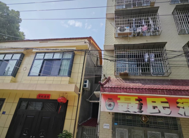 区工信局开展飞线整治“回头看”