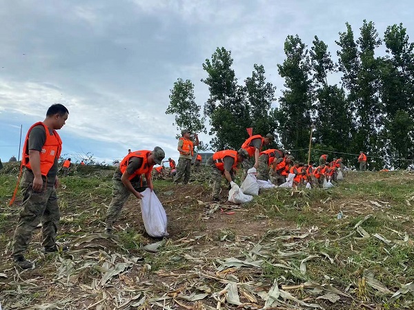 斗姆湖街道：民兵显担当，昼夜奋战护大堤