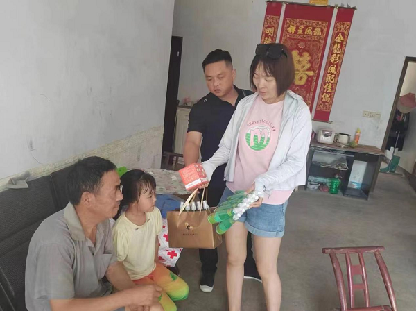 斗姆湖街道：走访慰问受灾妇女群众