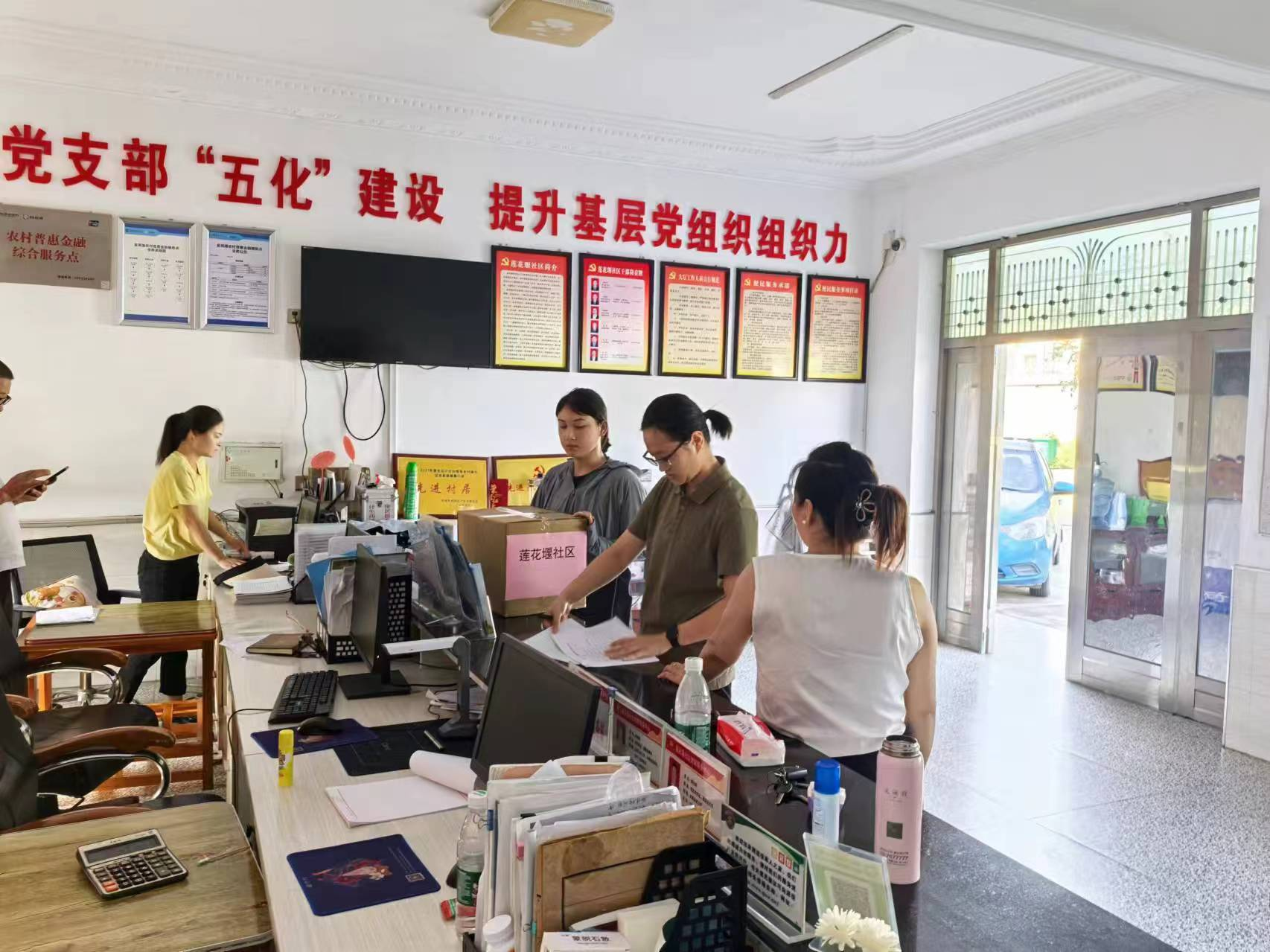 石板滩镇：发放防汛救灾物资暖人心