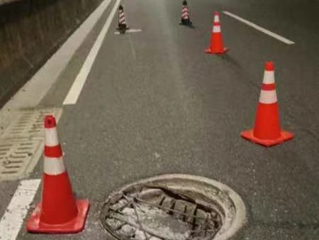 鼎城区公路建设养护中心：修复损坏井盖，消除安全隐患