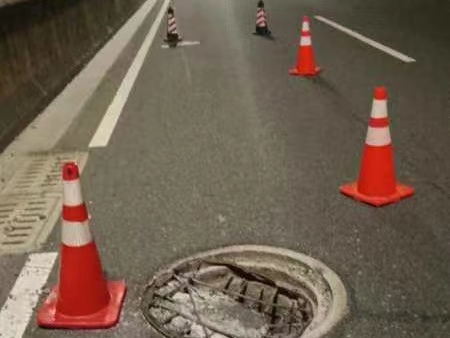 鼎城区公路建设养护中心：修复损坏井盖，消除安全隐患