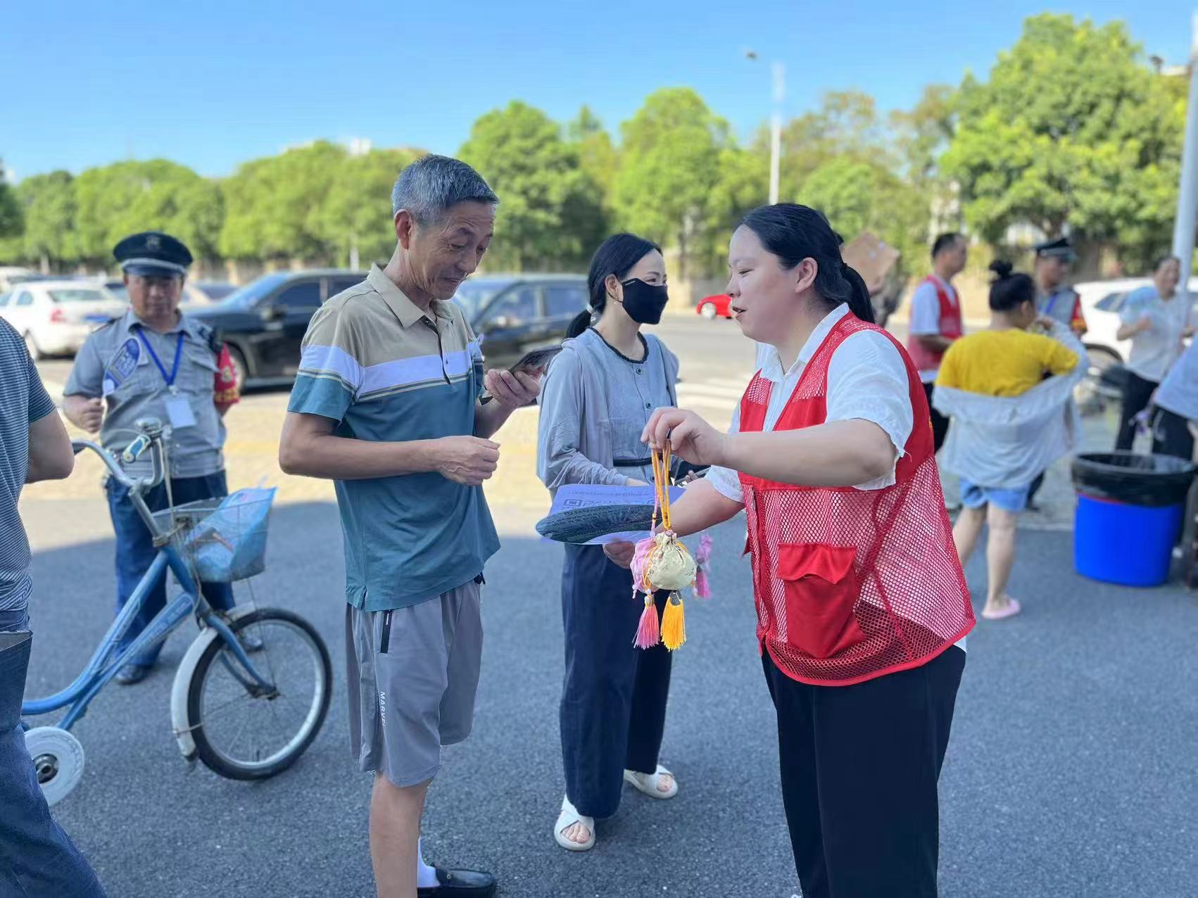 郭家铺街道：公益集市温暖人心，健康服务送到家门口