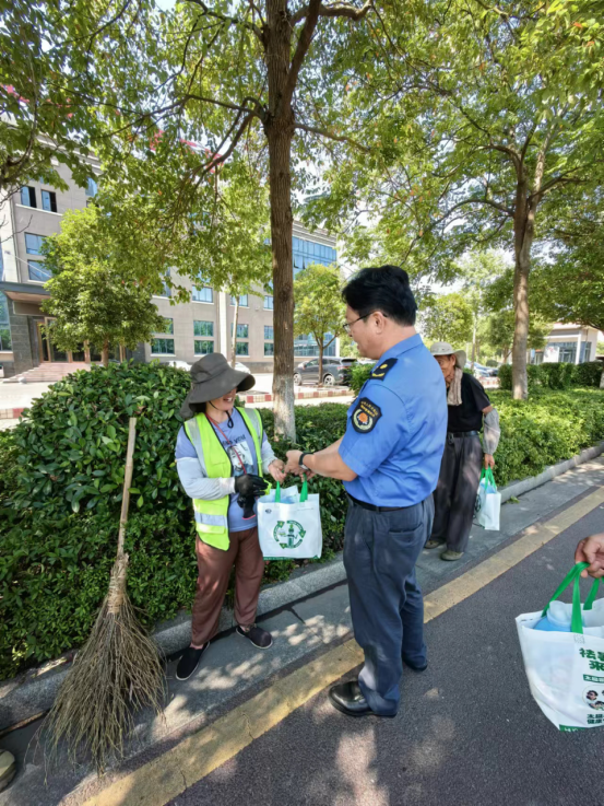 鼎城区城市管理局： 高温慰问送清凉  真情关怀鼓干劲