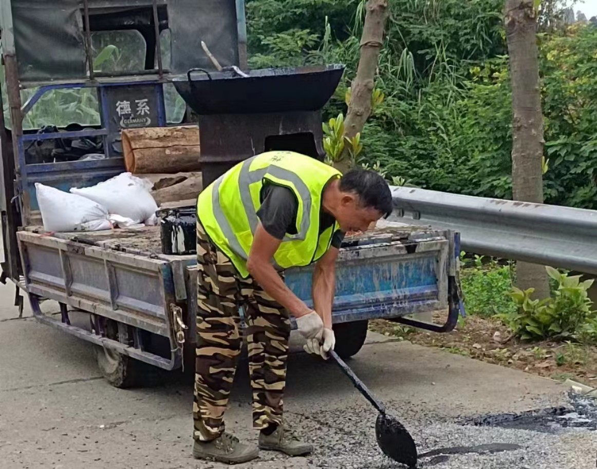 蒿子港镇：多措并举，扎实开展道路养护工作