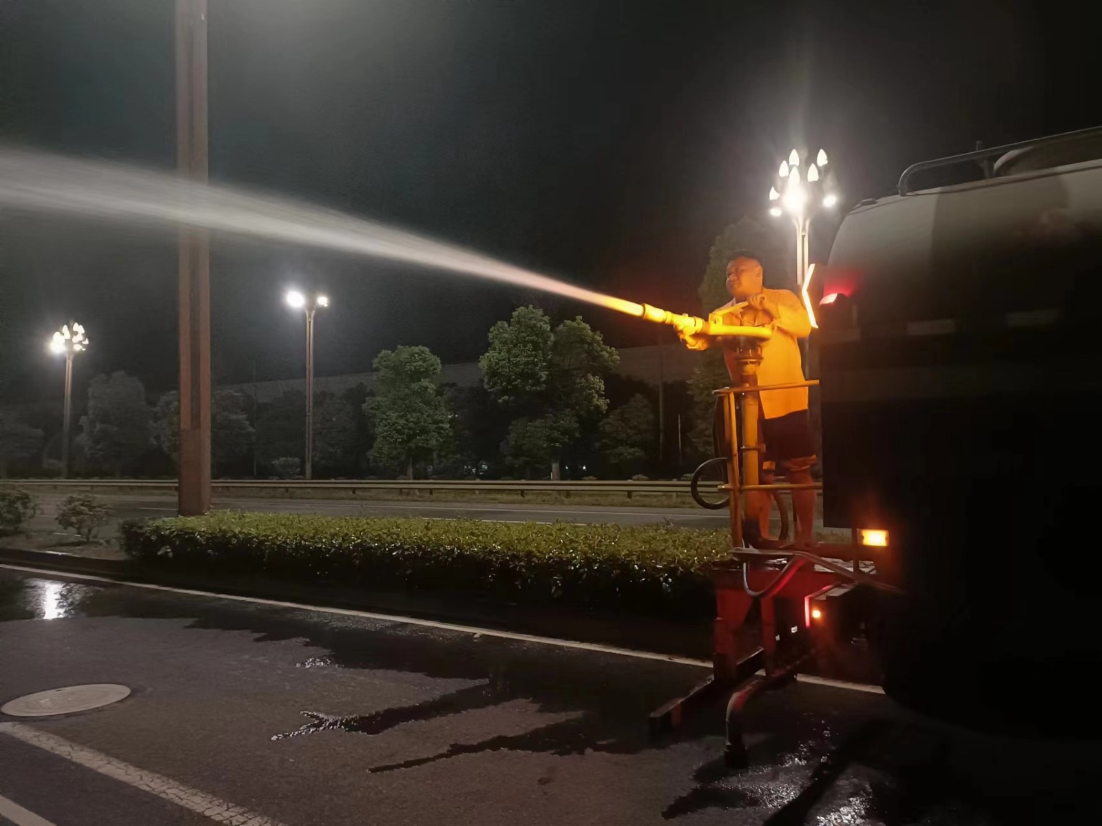 鼎城区公路建设养护中心开展夜间浇水抗旱保绿工作