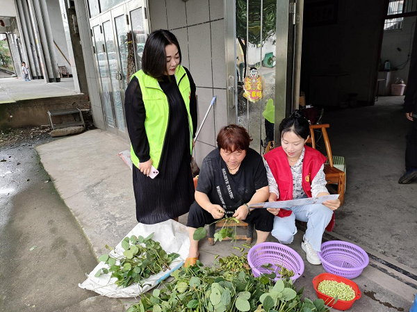 斗姆湖街道：志愿者助力老年人守护“钱袋子”