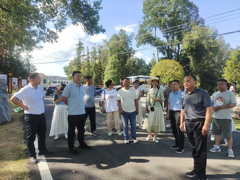 西藏隆子县考察团来鼎城调研人居环境整治及改厕等工作