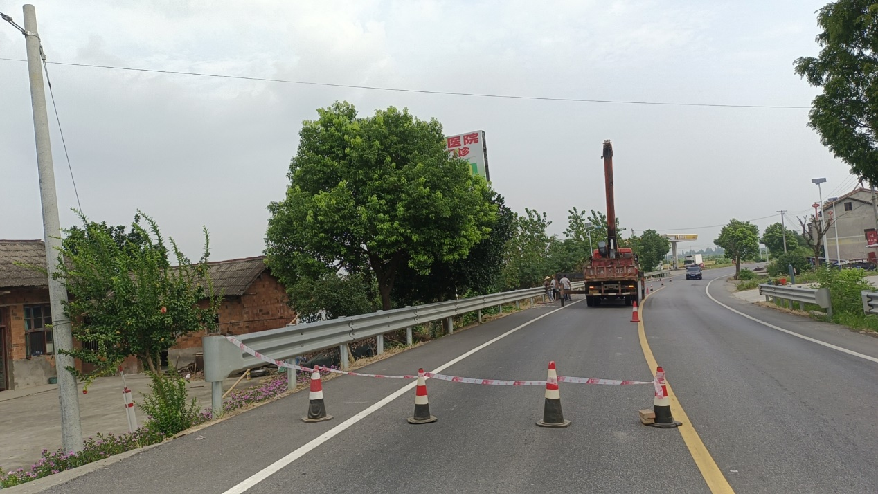 鼎城区交通运输局：拆除隐患广告标牌  保障道路安全环境