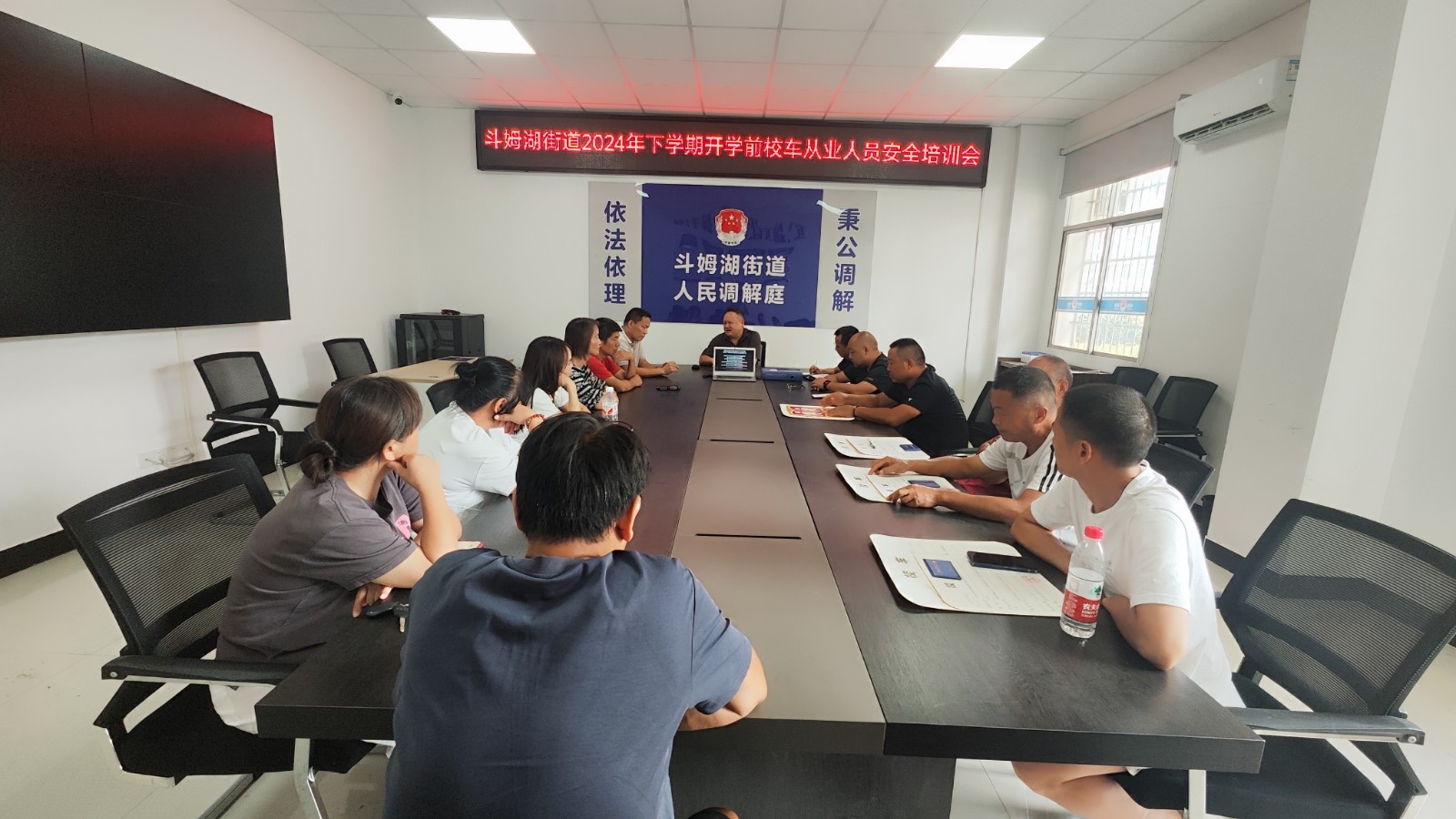 斗姆湖街道：护航开学季 把好校车安全关