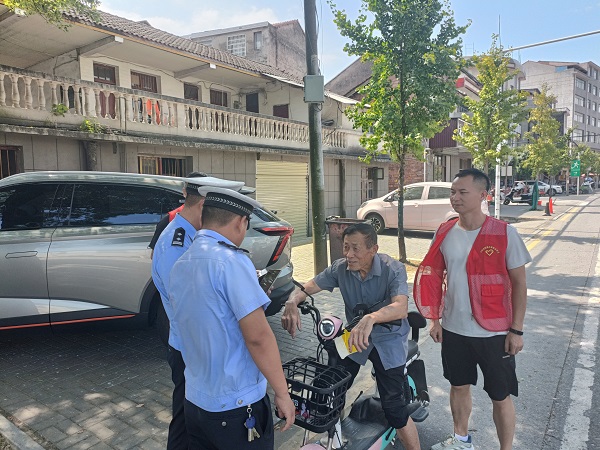 斗姆湖街道：开展“两车”整治与交通安全宣教行动