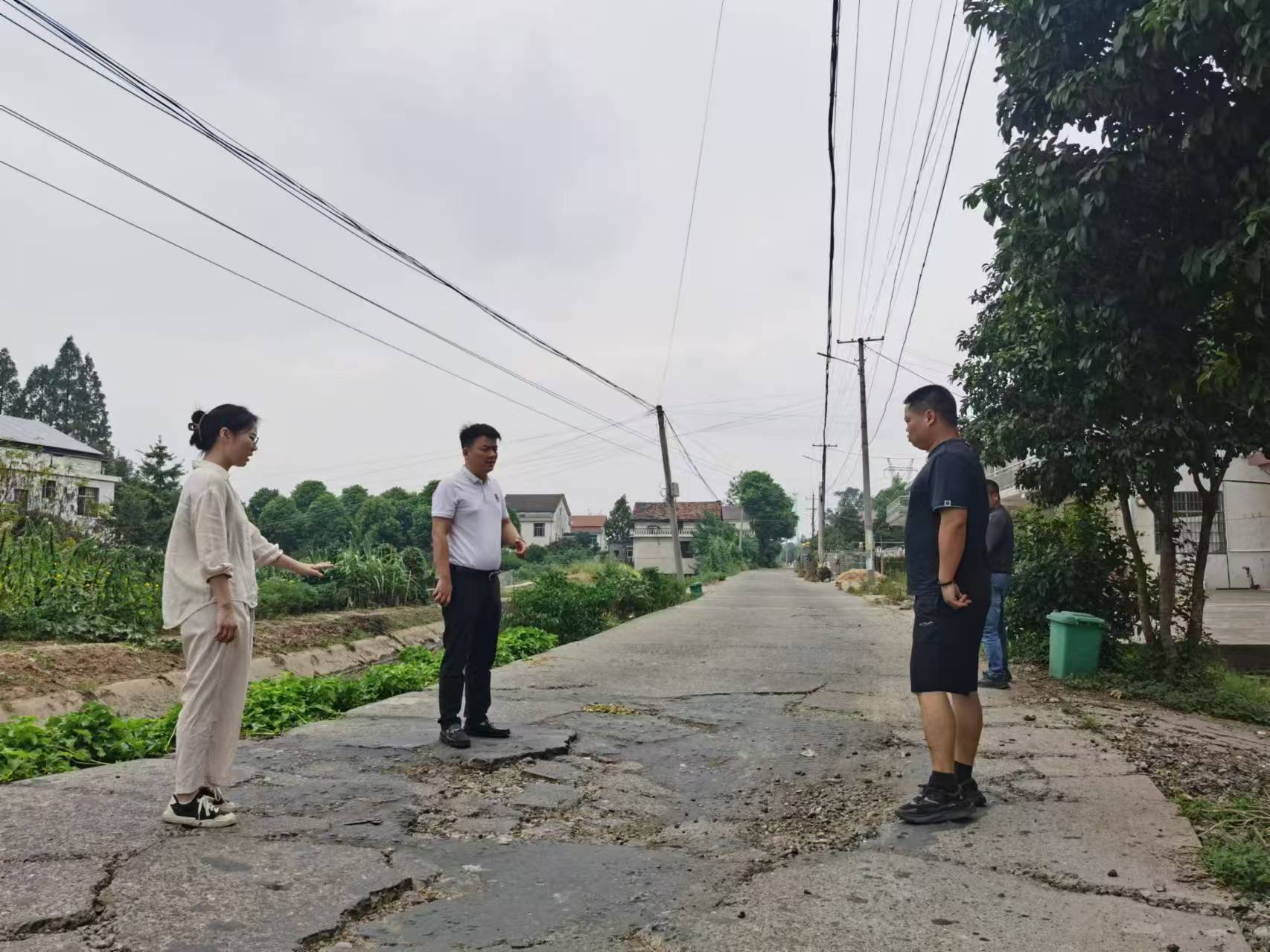 韩公渡镇：消除道路隐患 保证出行安全