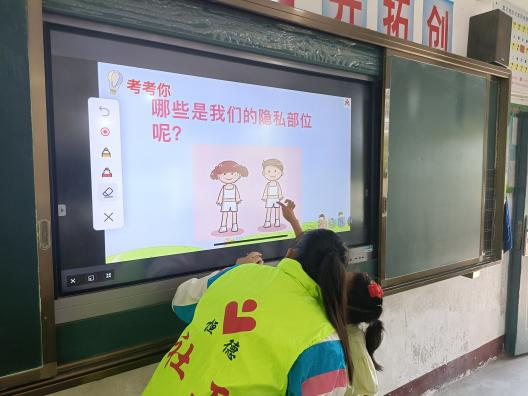 蒿子港镇：“利剑护蕾 雷霆行动”防性侵安全教育进校园
